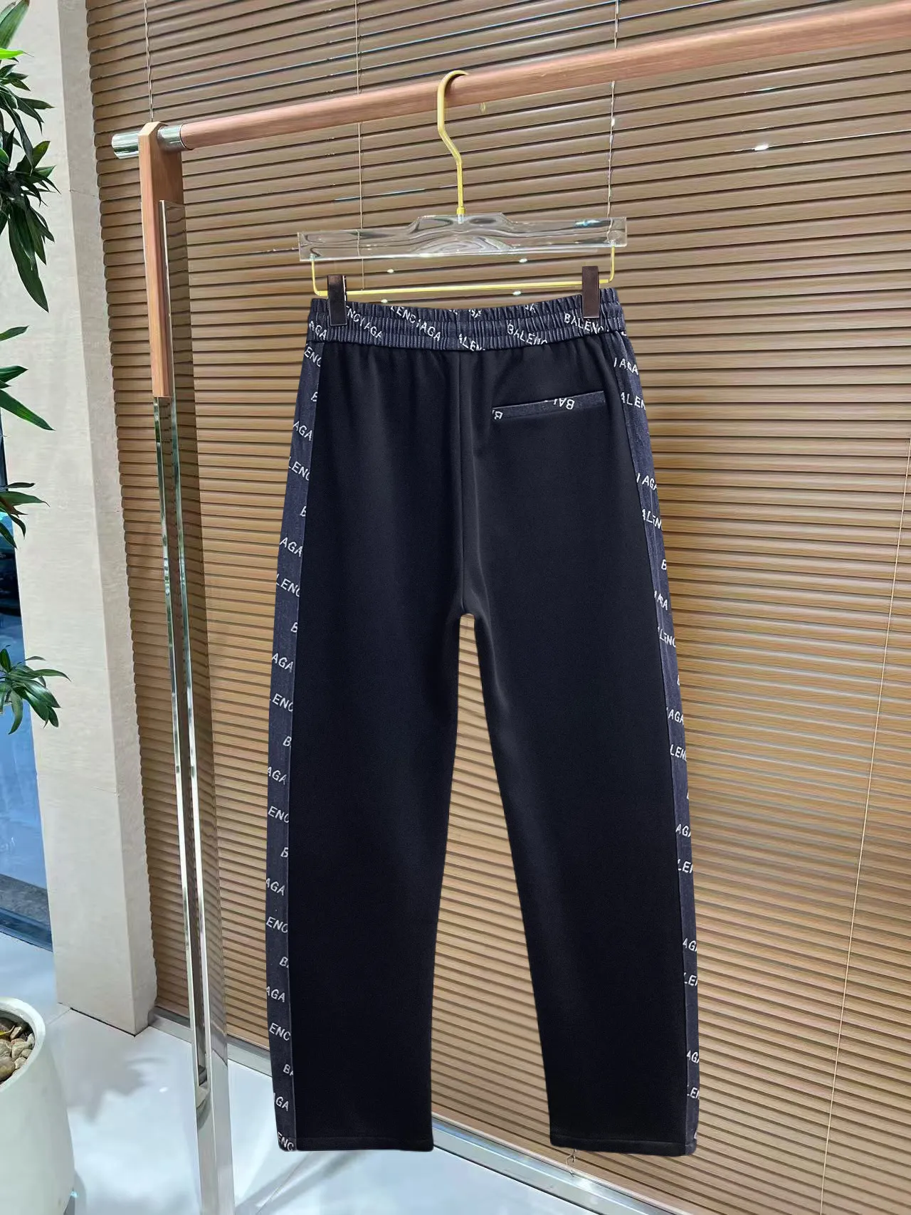 Balenciaga 🆕2026 Autumn and Winter New Arrival Casual Pants! The official website will be released simultaneously. Brand Classic LOGO casual pants, customized fabrics, excellent comfort and strong touch. Highly recognisable, perfect appearance and craftsmanship. Size:M-3XL